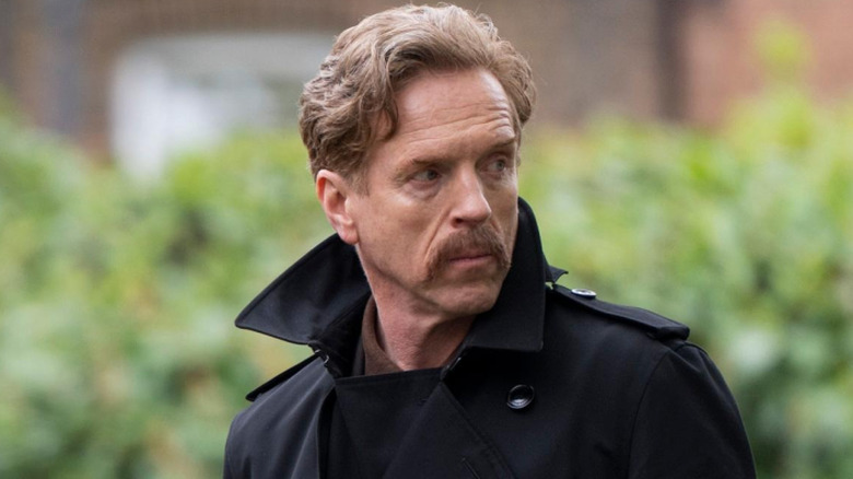 Damian Lewis as The Caller walking across a park in The Runner