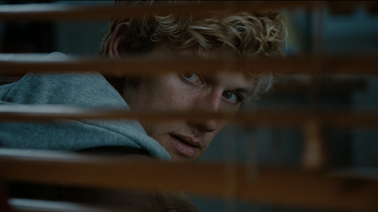 Alex Pettyfer as John Smith looking through some blinds in I Am Number Four