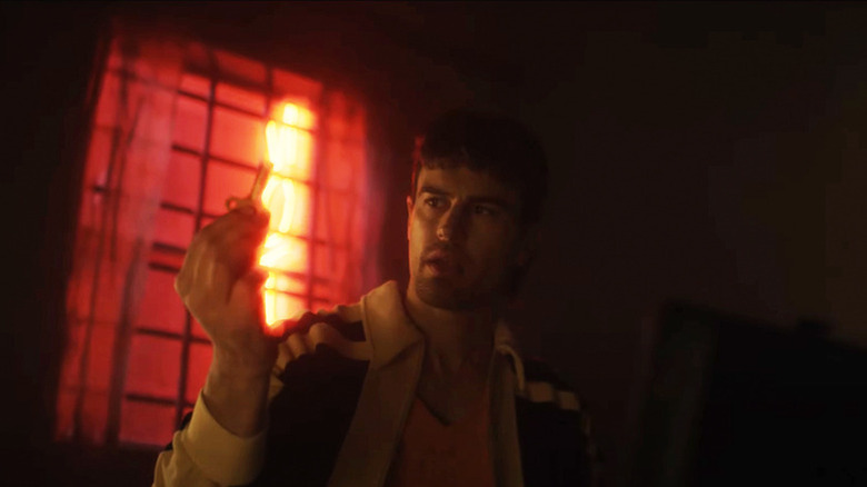 Theo James as Hal Shelburn holding a key in "The Monkey"