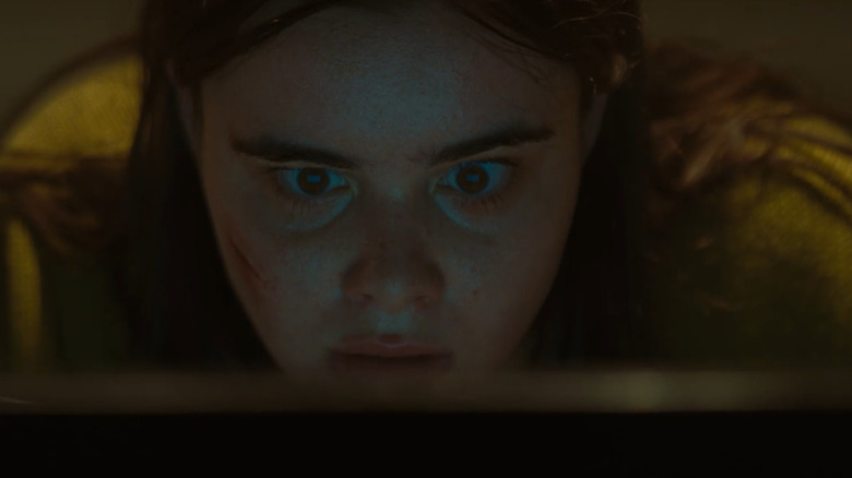 मार्गोट वेब सर्फ करते आणि फेस ऑफ डेथमध्ये त्रासदायक गोष्टी पाहते