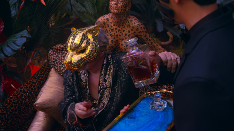 Juego de calamar, un VIP con una máscara de tigre que hace que Jun-ho se quede con él