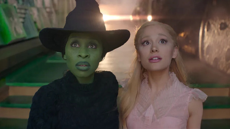 Elphaba e Galinda olhando maravilhadas em Wicked