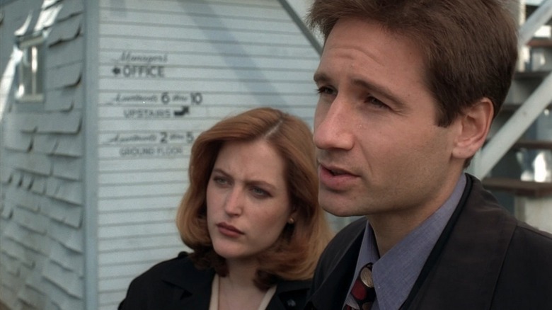 Molder and Scali, next to the barn, in the episode X-Files.