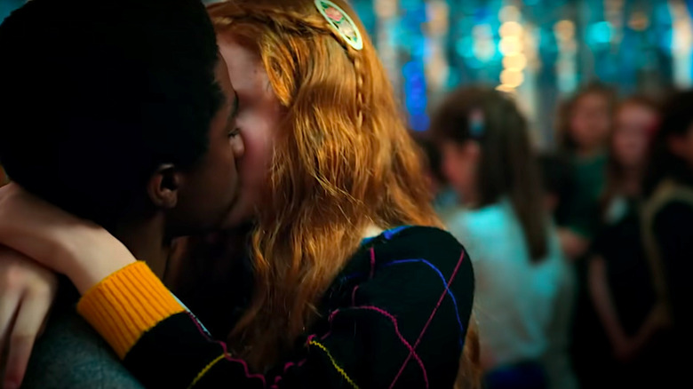 Caleb McLaughlin and Sadie Sink kiss in Stranger Things