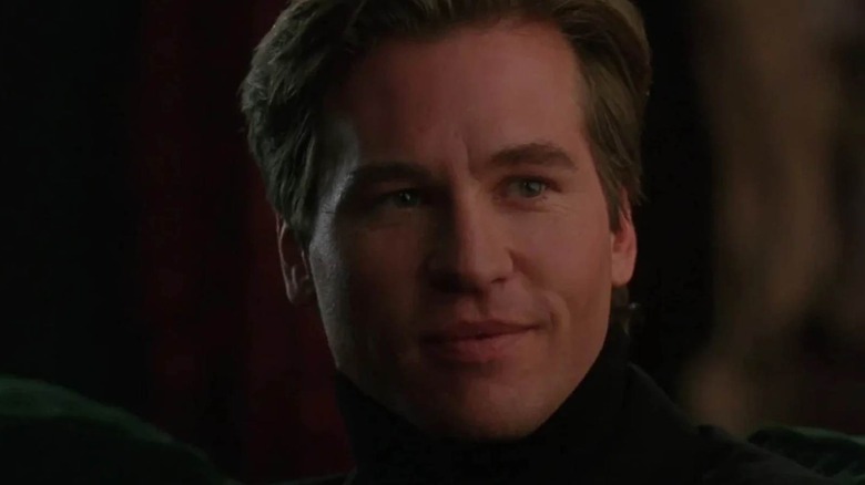Val Kilmer sebagai Bruce Wayne tersenyum