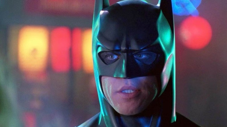 Val Kilmer sebagai Batman di Cowl Batman, Melihat ke samping