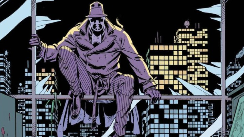 Rorschach sentado em uma janela quebrada em Watchmen
