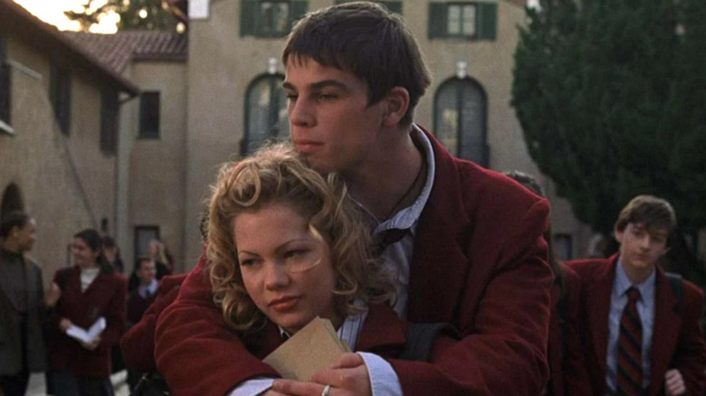 Michelle Williams and Josh Hartnett embracing in Halloween H20