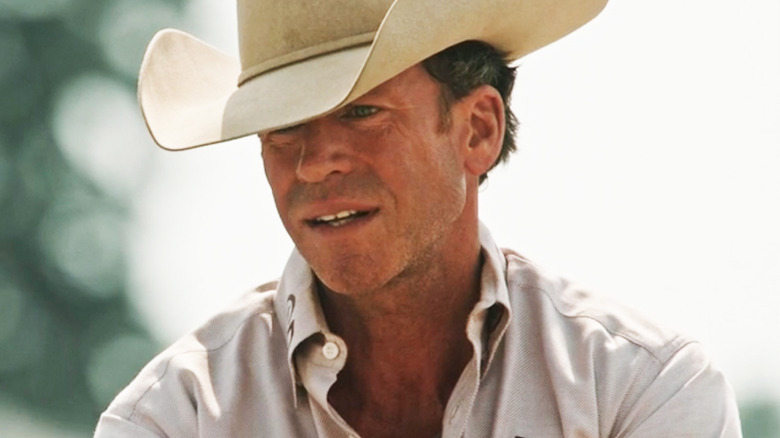 Taylor Sheridan as Travis Wheatley wearing a cowboy hat in Yellowstone