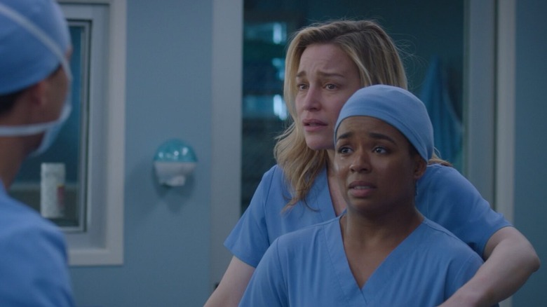 Jenna holding Simone hostage in the hospital on Grey's Anatomy