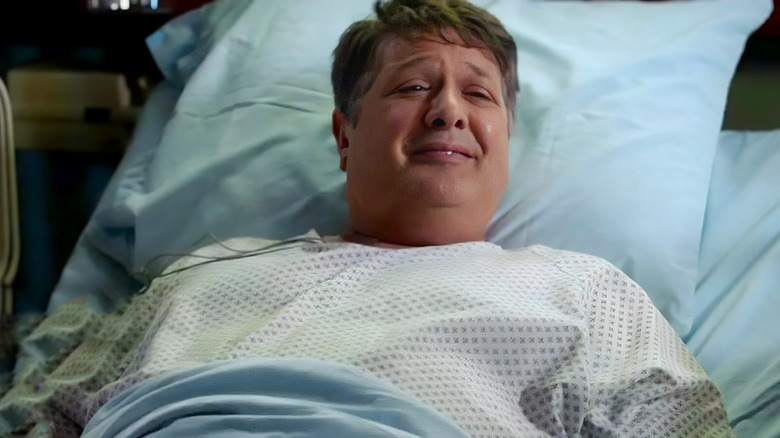George Cooper Sr. deitado em uma cama de hospital no jovem Sheldon