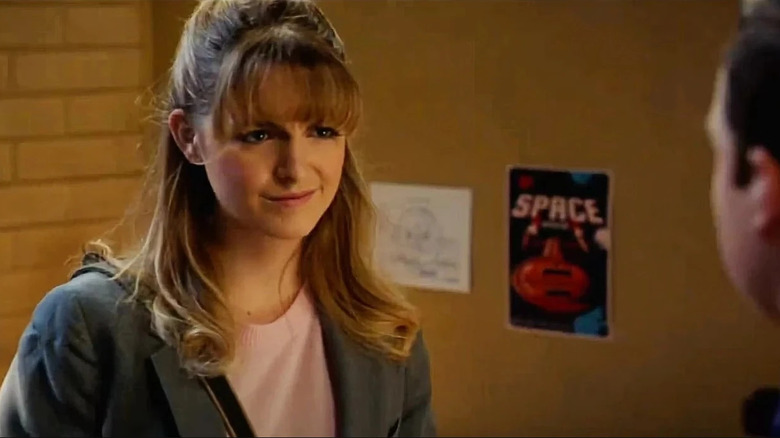 McKenna Grace cuando Paige Swanson visita a Sheldon en su dormitorio en el joven Sheldon