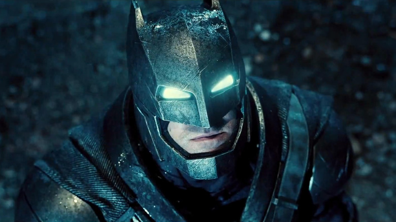 Ben Affleck als Batman in zijn harnas en kijkt omhoog naar de lucht in Batman v Superman: Dawn of Justice