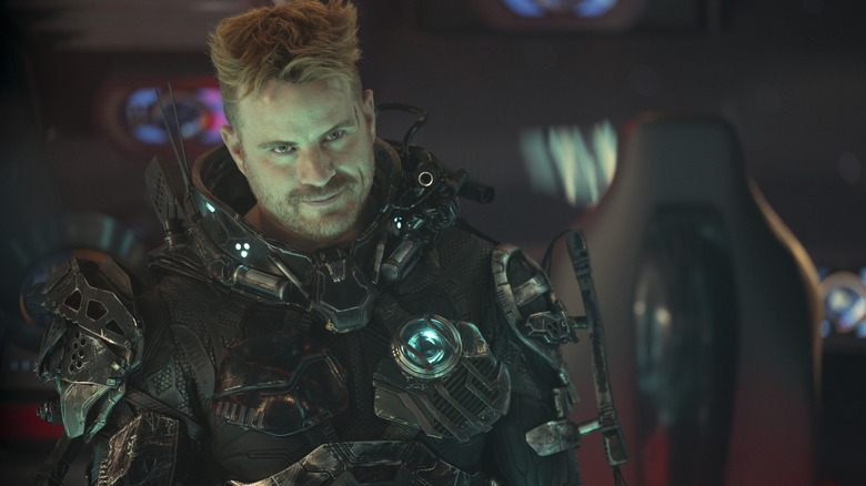 Rob Kazinsky como Zeph usando seu traje mecânico e um sorriso em Star Trek: Seção 31