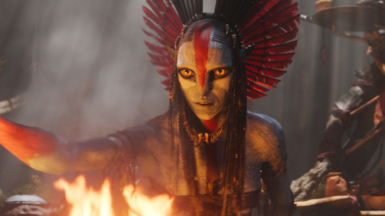 అవతార్: ఫైర్ & యాష్‌లో వరంగ్‌గా ఊనా చాప్లిన్ ఓపెన్ ఫైర్‌లో తన చేతిని పట్టుకుంది