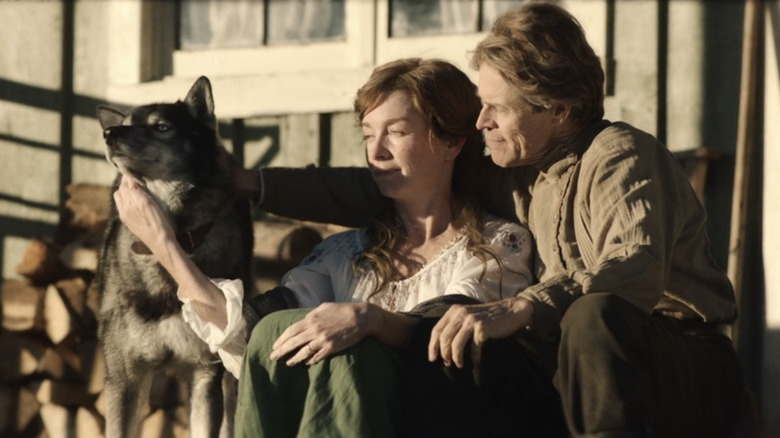 विलीम डॅफोचे लिओनहार्ड सेपला ज्युलियन निकोल्सनच्या कॉन्स्टन्स सेपला यांच्या शेजारी बसले आहेत कारण ते टोगोमध्ये डिझेलच्या टोगोला पाळतात