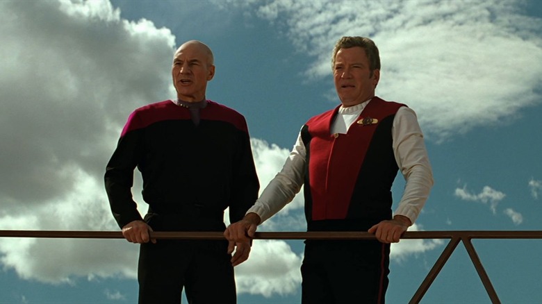 Kapten Picard dan Kirk di atas catwalk di Star Trek: Generations.