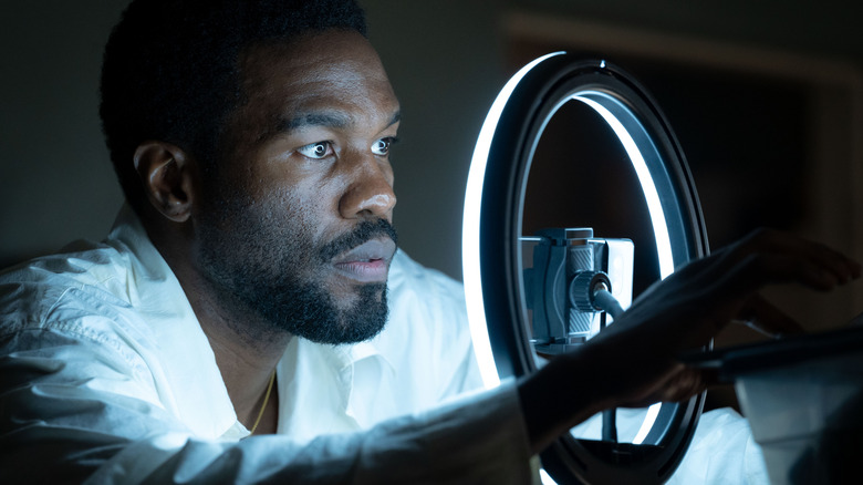 Simon Williams neemt op voor een ringlicht in Wonder Man