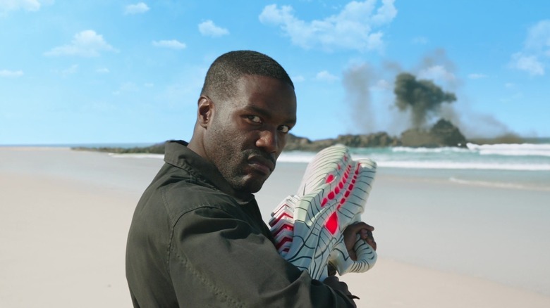 Yahya Abdul-Mateen II's Black Manta holding a gun in Aquaman