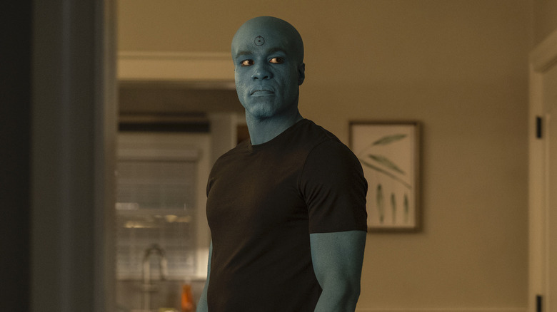 Yahya Abdul-Mateen II's Doctor Manhattan wearing a black T-shirt on Watchmen
