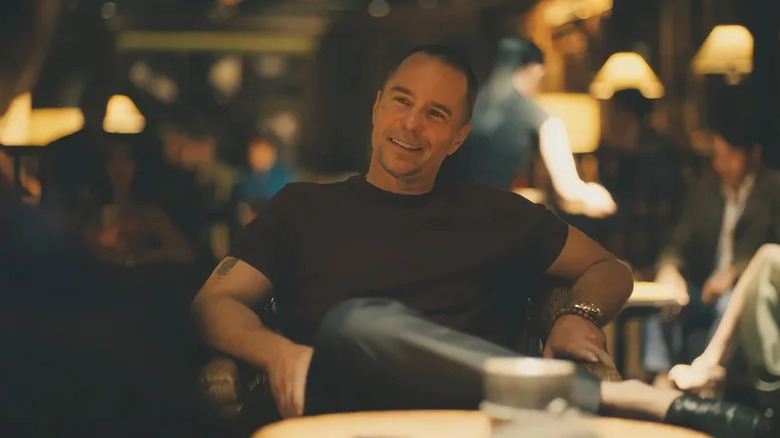 தி ஒயிட் லோட்டஸின் சீசன் 3 இல் பிராங்காக சாம் ராக்வெல்