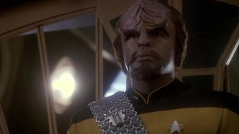 స్టార్ ట్రెక్‌లో కెప్టెన్ సిస్కో కార్యాలయంలో వోర్ఫ్: డీప్ స్పేస్ నైన్