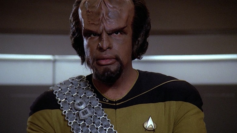 స్టార్ ట్రెక్‌లో USS ఎంటర్‌ప్రైజ్-D వంతెనపై వోర్ఫ్: ది నెక్స్ట్ జనరేషన్