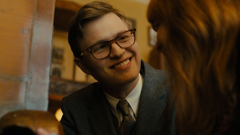 Theo Decker (Ansel Elgort) smiles broadly in The Goldfinch