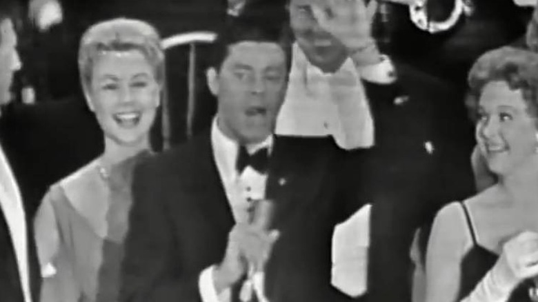Jerry Lewis ad-libbing at 1959 Oscars