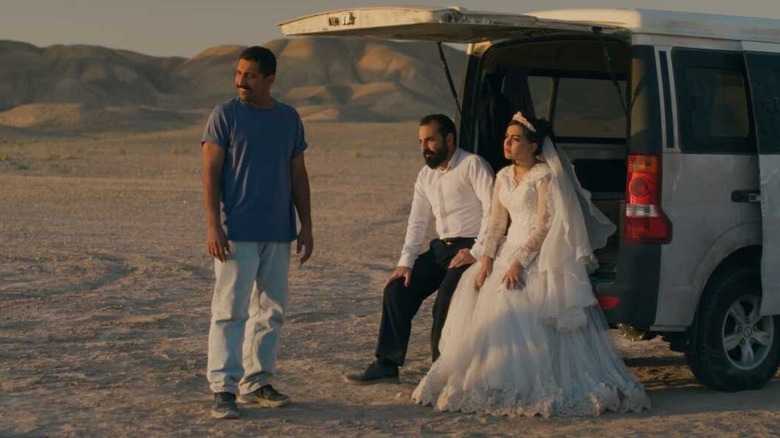 Hamid (Mohammad Ali Elyasmehr) next to Ali (Majid Panahi) and Goli (Hadis Pakbaten) sitting in a car in It Was Just an Accident