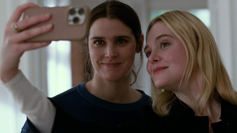 Rachel (Elle Fanning) taking a picture with Agnes (Inga Ibsdotter Lilleaas) in Sentimental Value