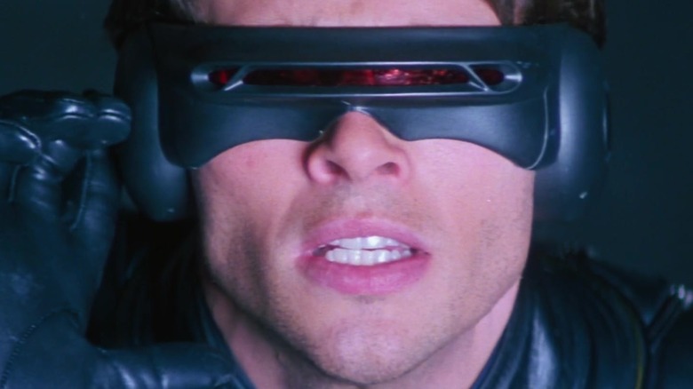 సైక్లోప్స్‌గా జేమ్స్ మార్స్‌డెన్ X-మెన్‌లోని స్టాచ్యూ ఆఫ్ లిబర్టీ వద్ద తన లేజర్ కళ్ళను కాల్చడానికి సిద్ధంగా ఉన్నాడు