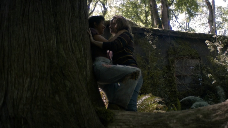 Taissa and Van in Yellowjackets