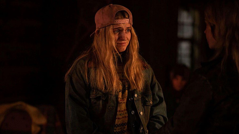 Jenna Burgess as Teen Melissa talking with Natalie in Yellowjackets