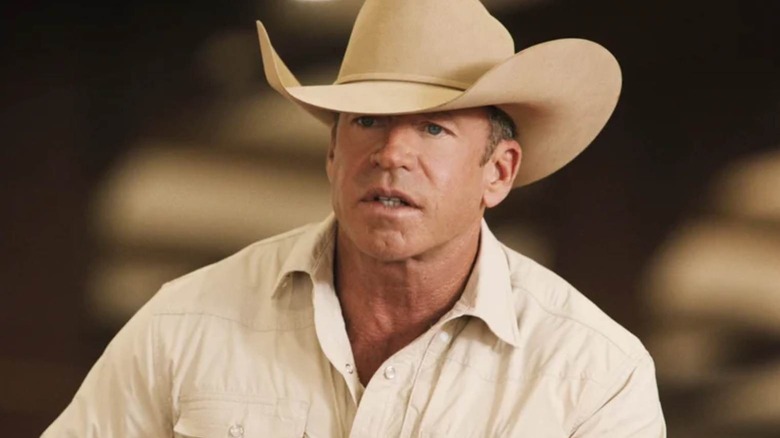 Taylor Sheridan hablando con una camisa y un sombrero de vaquero en Yellowstone