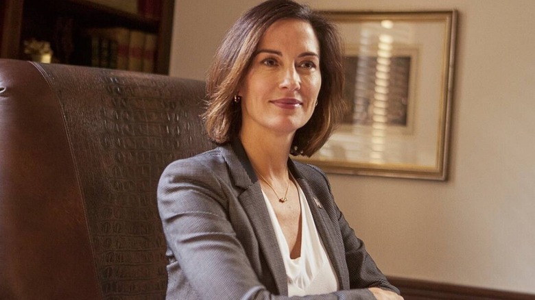Wendy Moniz as Lynelle, sitting behind a desk on Yellowstone