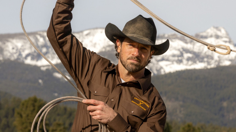 Ian Bohen as Ryan, throwing a lasso on Yellowswtone