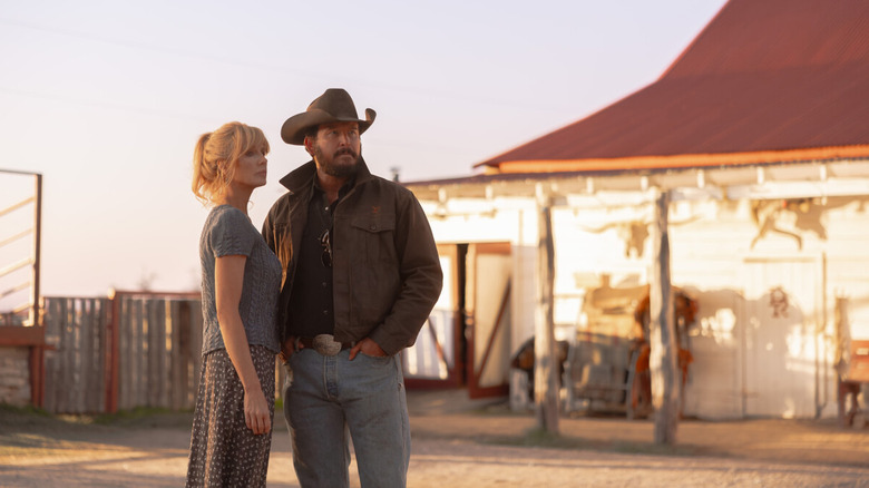 Kelly Reilly als Beth Dutton en Cole Hauser als Rip Wheeler staan ​​buiten in Dutton Ranch