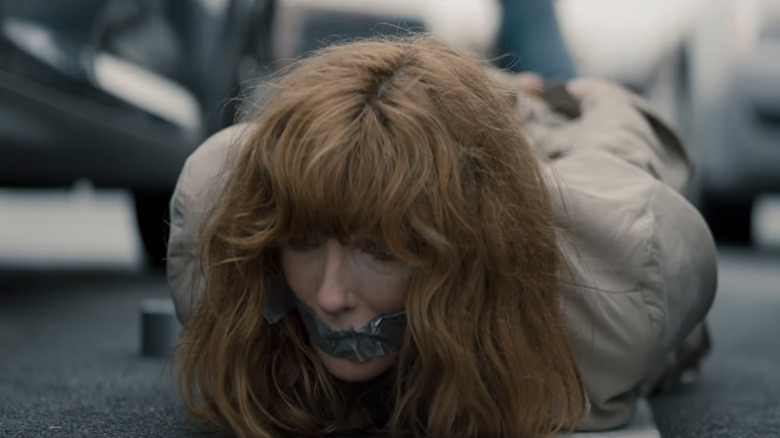 கெல்லி ரெய்லியின் கேத்தி நோலண்ட் 10x10 இல் ஒரு சாலையில் கட்டப்பட்டு வாயை மூடிக்கொண்டு கிடக்கிறார்