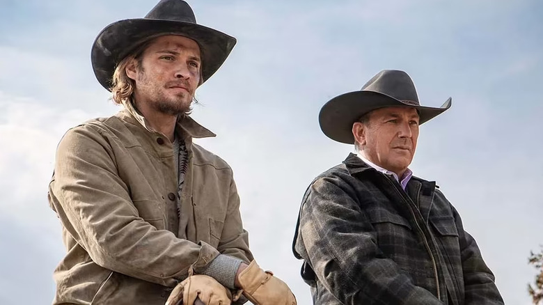 Luke Grimes als Kayce Dutton en Kevin Costner als John Dutton III te paard in cowboyhoeden op Yellowstone
