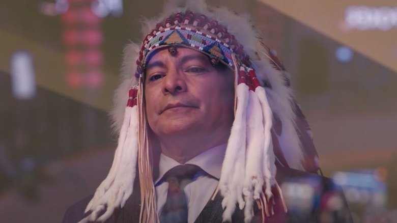 Thomas Rainwater lleva un tocado indígena tradicional en Yellowstone