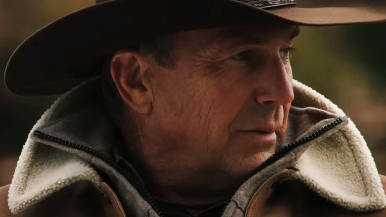 John Dutton III de Kevin Costner mira a lo lejos en Yellowstone