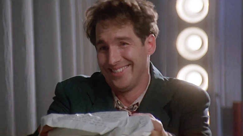 रेडिओलँड मर्डर्समध्ये रॉजर हेंडरसनच्या भूमिकेत ब्रायन बेनबेन विचित्रपणे हसत आहे