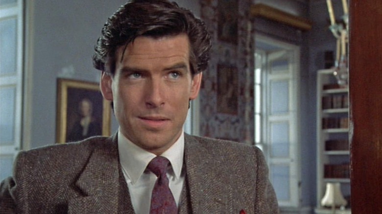 Pierce Brosnan as Remington looking skeptical in Remington Steele