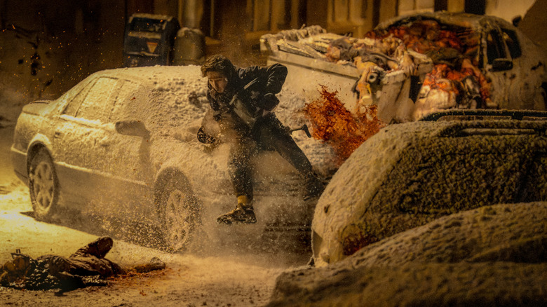 ஆஸ்டின் ஆப்ராம்ஸ், ப்ரையன் பனியால் மூடப்பட்ட கார்களுக்கு இடையில் குதிக்கும் போது, ​​​​ரெசிடென்ட் ஈவில் அவரைச் சுற்றியுள்ள கூரைகளில் இருந்து பாதிக்கப்பட்டவர் விழுந்தார்