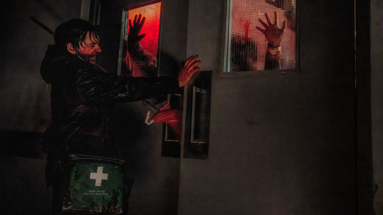 ஆஸ்டின் ஆப்ராம்ஸ், பிரையன், ரெசிடென்ட் ஈவிலில் தங்கள் கைகளால் ஜன்னல்களில் பாதிக்கப்பட்ட போது கதவை மூட முயற்சிக்கிறார்