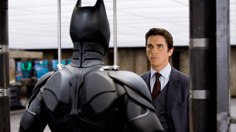 Christian Bale als Bruce Wayne kijkt naar zijn Batman-pak in The Dark Knight