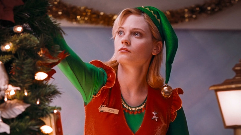 எல்ஃப் நகரில் ஒரு பல்பொருள் அங்காடி கிறிஸ்துமஸ் மரத்தை அலங்கரிக்கும் ஜோவி