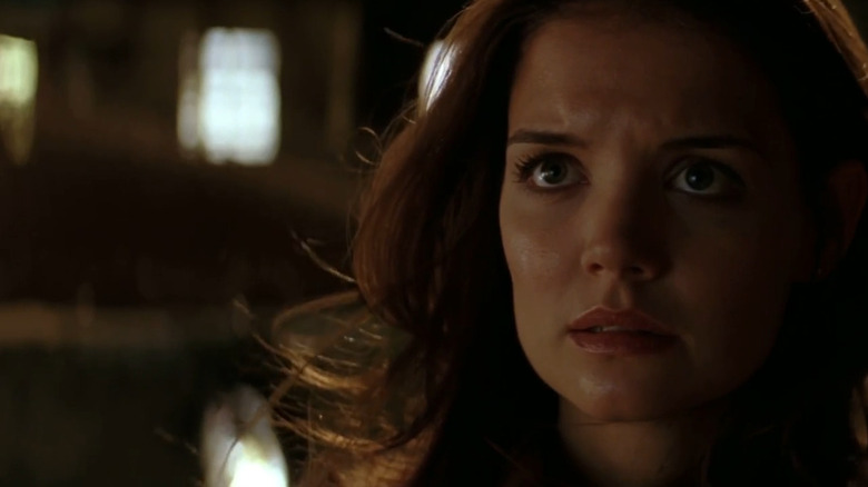 ரேச்சல் டேவ்ஸ் பேட்மேன் பிகின்ஸ் படத்தில் பேட்மேனைப் பார்க்கிறார்