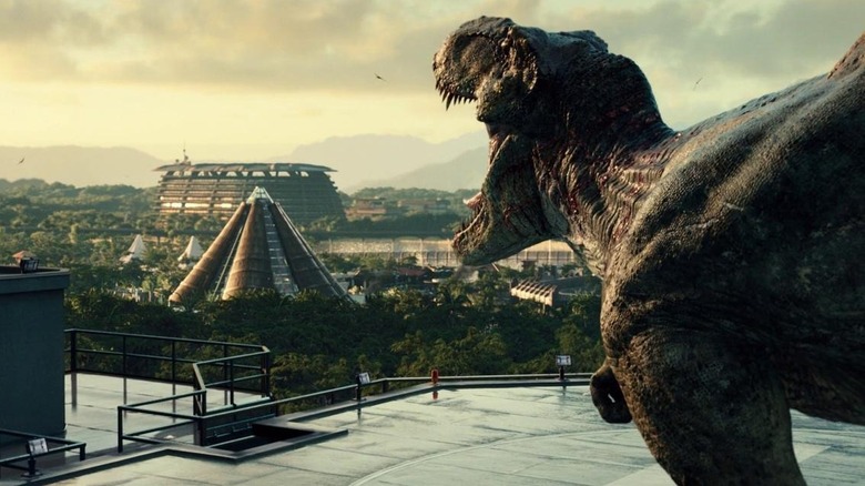 Een T-rex brult op een helikopterplatform aan het einde van Jurassic World